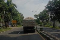 UGAL-UGALAN: Dump Truk Tanpa Penutup Melintas di Jalan Raya Sumenep-Pemekasan (Doc. Seputar Jatim)