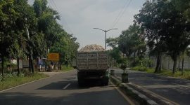 UGAL-UGALAN: Dump Truk Tanpa Penutup Melintas di Jalan Raya Sumenep-Pemekasan (Doc. Seputar Jatim)