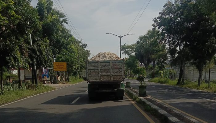 Dump Truk Tanpa Penutup Melintas di Jalan Raya Sumenep-Pamekasan Dikeluhkan Pengendara Lain, Diduga Muat Kerukan Galian C
