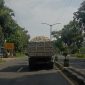 UGAL-UGALAN: Dump Truk Tanpa Penutup Melintas di Jalan Raya Sumenep-Pemekasan (Doc. Seputar Jatim)