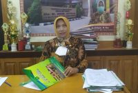 TEGAS: Direktur RSUD dr. H. Moh. Anwar Sumenep, Erliyati, saat memberikan penkelasan kepada wartawan di ruang kerjanya (Doc. Seputar Jatim)