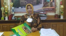 TEGAS: Direktur RSUD dr. H. Moh. Anwar Sumenep, Erliyati, saat memberikan penkelasan kepada wartawan di ruang kerjanya (Doc. Seputar Jatim)