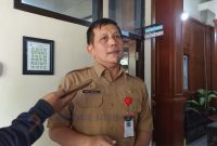 TEGAS : Kepala Dinsos Sumenep, Mustangin saat diwawancarai media (SandiGT - Seputar Jatim)