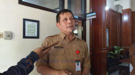 TEGAS : Kepala Dinsos Sumenep, Mustangin saat diwawancarai media (SandiGT - Seputar Jatim)