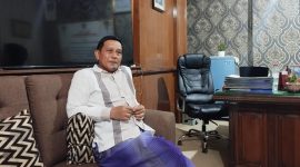 BERSARUNG : Kepala Dinsos Sumenep, Mustangin, saat ditemui wartawan seputarjatim.com di ruangan kerjanya (SandiGT - Seputar Jatim)