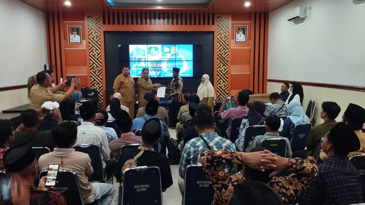 BERJABAT TANGAN: Kepala Dinas PUTR Sumenep, Eri Susanto (kiri) saat bersalaman dengan penerima program pengeboran (SandiGT - Seputar Jatim)