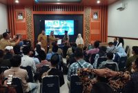 BERJABAT TANGAN: Kepala Dinas PUTR Sumenep, Eri Susanto (kiri) saat bersalaman dengan penerima program pengeboran (SandiGT - Seputar Jatim)