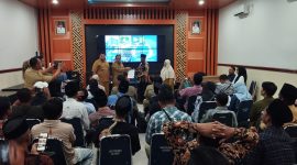 BERJABAT TANGAN: Kepala Dinas PUTR Sumenep, Eri Susanto (kiri) saat bersalaman dengan penerima program pengeboran (SandiGT - Seputar Jatim)