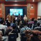 BERJABAT TANGAN: Kepala Dinas PUTR Sumenep, Eri Susanto (kiri) saat bersalaman dengan penerima program pengeboran (SandiGT - Seputar Jatim)