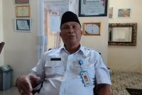 BERPECI HITAM: Kepala Disbudporapar Sumenep, Moh. Iksan, saat diwawancarai di ruangannya (SandiGT - Seputar Jatim)