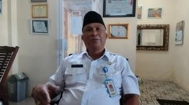 BERPECI HITAM: Kepala Disbudporapar Sumenep, Moh. Iksan, saat diwawancarai di ruangannya (SandiGT - Seputar Jatim)
