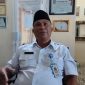 BERPECI HITAM: Kepala Disbudporapar Sumenep, Moh. Iksan, saat diwawancarai di ruangannya (SandiGT - Seputar Jatim)
