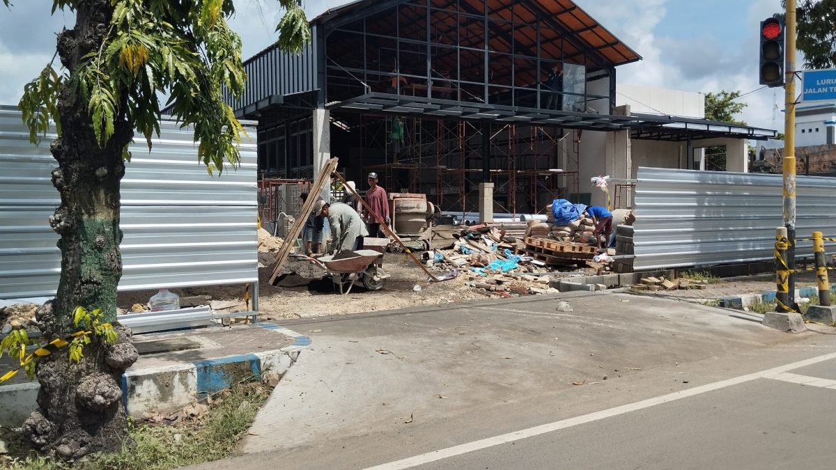 PINGGIR JALAN: Proses pembangunan mie gacoan di Sumenep (SandiGT - Seputar Jatim)