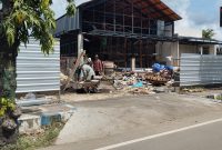 PINGGIR JALAN: Proses pembangunan mie gacoan di Sumenep (SandiGT - Seputar Jatim) 