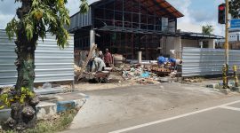 PINGGIR JALAN: Proses pembangunan mie gacoan di Sumenep (SandiGT - Seputar Jatim) 