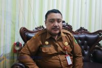 GAGAH : Kepala Bakesbangpol Sumenep, Dzulkarnaim saat ditemui wartawan di ruangannya (SandiGT - Seputar Jatim)