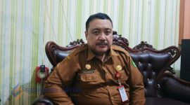 GAGAH : Kepala Bakesbangpol Sumenep, Dzulkarnaim saat ditemui wartawan di ruangannya (SandiGT - Seputar Jatim)