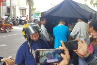 BAHAGIA: Ibu Sri, diwawancari media usai belanja pasar murah di Sumenep (SandiGT - Seputar Jatim)