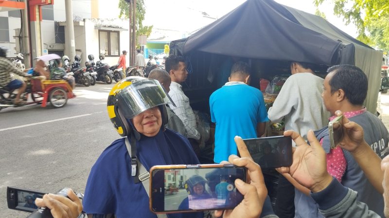 BAHAGIA: Ibu Sri, diwawancari media usai belanja pasar murah di Sumenep (SandiGT - Seputar Jatim)
