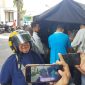 BAHAGIA: Ibu Sri, diwawancari media usai belanja pasar murah di Sumenep (SandiGT - Seputar Jatim)