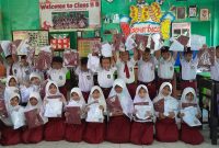 GEMBIRA: Siswa SDN Panggarangan 5 saat menerima bantuan serangam gratis (Foto Istimewa)