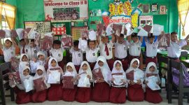 GEMBIRA: Siswa SDN Panggarangan 5 saat menerima bantuan serangam gratis (Foto Istimewa)