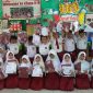 GEMBIRA: Siswa SDN Panggarangan 5 saat menerima bantuan serangam gratis (Foto Istimewa)
