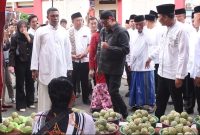 MEMANTAU : Bupati Sumenep, Ahmad Fauzi Wongsojudo saat memborong buah srikaya (SandiGT - Seputar Jatim)