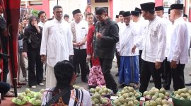MEMANTAU : Bupati Sumenep, Ahmad Fauzi Wongsojudo saat memborong buah srikaya (SandiGT - Seputar Jatim)