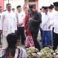 MEMANTAU : Bupati Sumenep, Ahmad Fauzi Wongsojudo saat memborong buah srikaya (SandiGT - Seputar Jatim)