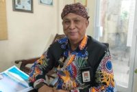 TERSENYUM: Kepala Disbudporapar Sumenep, Moh. Iksan, saat ditemui di ruang kerjanya (Doc. Seputar Jatim)