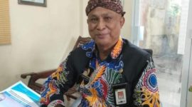 TERSENYUM: Kepala Disbudporapar Sumenep, Moh. Iksan, saat ditemui di ruang kerjanya (Doc. Seputar Jatim)
