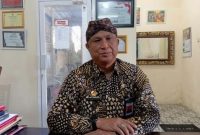 BATIK: Kepala Disbudporapar Sumenep, Mohammad Iksan, saat ditemui di ruang kerjanya (Doc. Seputar Jatim)