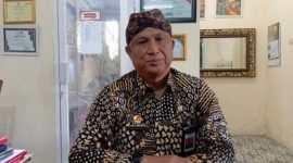 BATIK: Kepala Disbudporapar Sumenep, Mohammad Iksan, saat ditemui di ruang kerjanya (Doc. Seputar Jatim)