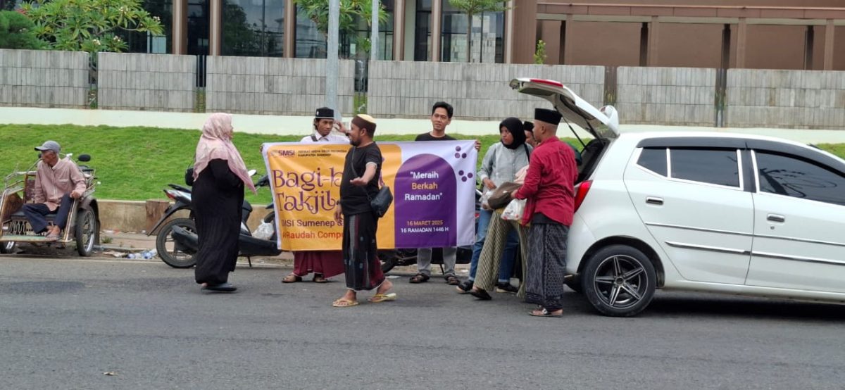 PINGGIR JALAN: Anggota SMSI Sumenep bersama Ar-rudah Komputer, saat membagikan takjil di depan Hotel Mayze (Doc. Seputar Jatim)