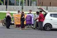 PINGGIR JALAN: Anggota SMSI Sumenep bersama Ar-rudah Komputer, saat membagikan takjil di depan Hotel Mayze (Doc. Seputar Jatim)