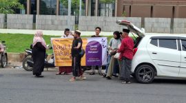 PINGGIR JALAN: Anggota SMSI Sumenep bersama Ar-rudah Komputer, saat membagikan takjil di depan Hotel Mayze (Doc. Seputar Jatim)