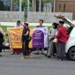 PINGGIR JALAN: Anggota SMSI Sumenep bersama Ar-rudah Komputer, saat membagikan takjil di depan Hotel Mayze (Doc. Seputar Jatim)