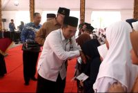 BERBAGI: Ketua BAZNAS Sumenep, Ahmad Rahman, saat memberikan santunan kepada anak yatim di Bulan Ramadhan (SandiGT - Sepur Jatim)