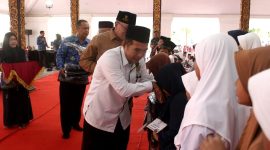 BERBAGI: Ketua BAZNAS Sumenep, Ahmad Rahman, saat memberikan santunan kepada anak yatim di Bulan Ramadhan (SandiGT - Sepur Jatim)