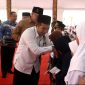 BERBAGI: Ketua BAZNAS Sumenep, Ahmad Rahman, saat memberikan santunan kepada anak yatim di Bulan Ramadhan (SandiGT - Sepur Jatim)