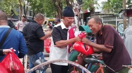 BAHAGIA : Ketua Banggar DPR RI, Said Abdullah memakai topi kupluk saat membagikan sembako kepada abang becak (SandiGT - Seputar Jatim)