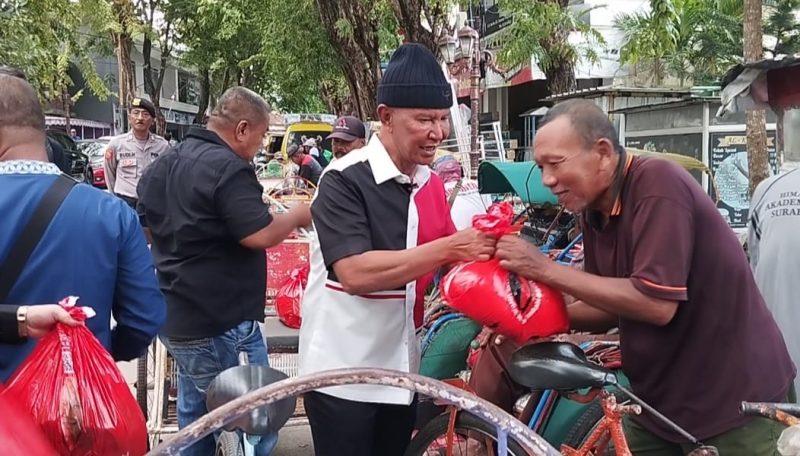 BAHAGIA : Ketua Banggar DPR RI, Said Abdullah memakai topi kupluk saat membagikan sembako kepada abang becak (SandiGT - Seputar Jatim)