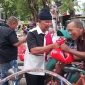 BAHAGIA : Ketua Banggar DPR RI, Said Abdullah memakai topi kupluk saat membagikan sembako kepada abang becak (SandiGT - Seputar Jatim)