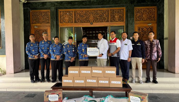 Bersinergi dengan Bupati Bangkalan, SKK Migas dan PHE WMO Bagikan 3.973 Paket Sembako ke Nelayan