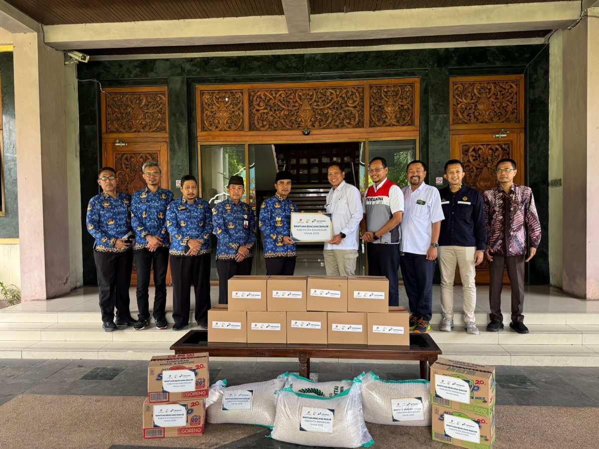 SEREMONIAL: SKK dan PHE WMO saat menyerahkan bantuan sembako kepada Bupati Bangkalan, untuk diberikan kepada nelayan (Doc. Seputar Jatim)