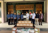 SEREMONIAL: SKK dan PHE WMO saat menyerahkan bantuan sembako kepada Bupati Bangkalan, untuk diberikan kepada nelayan (Doc. Seputar Jatim)