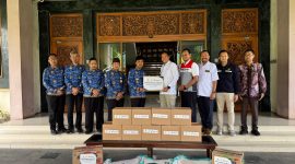 SEREMONIAL: SKK dan PHE WMO saat menyerahkan bantuan sembako kepada Bupati Bangkalan, untuk diberikan kepada nelayan (Doc. Seputar Jatim)