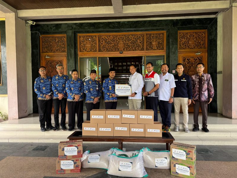 SEREMONIAL: SKK dan PHE WMO saat menyerahkan bantuan sembako kepada Bupati Bangkalan, untuk diberikan kepada nelayan (Doc. Seputar Jatim)