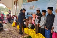 BERBAGI: CDK Sumenep saat memberikan santunan anak yatim (Doc. Seputar Jatim)